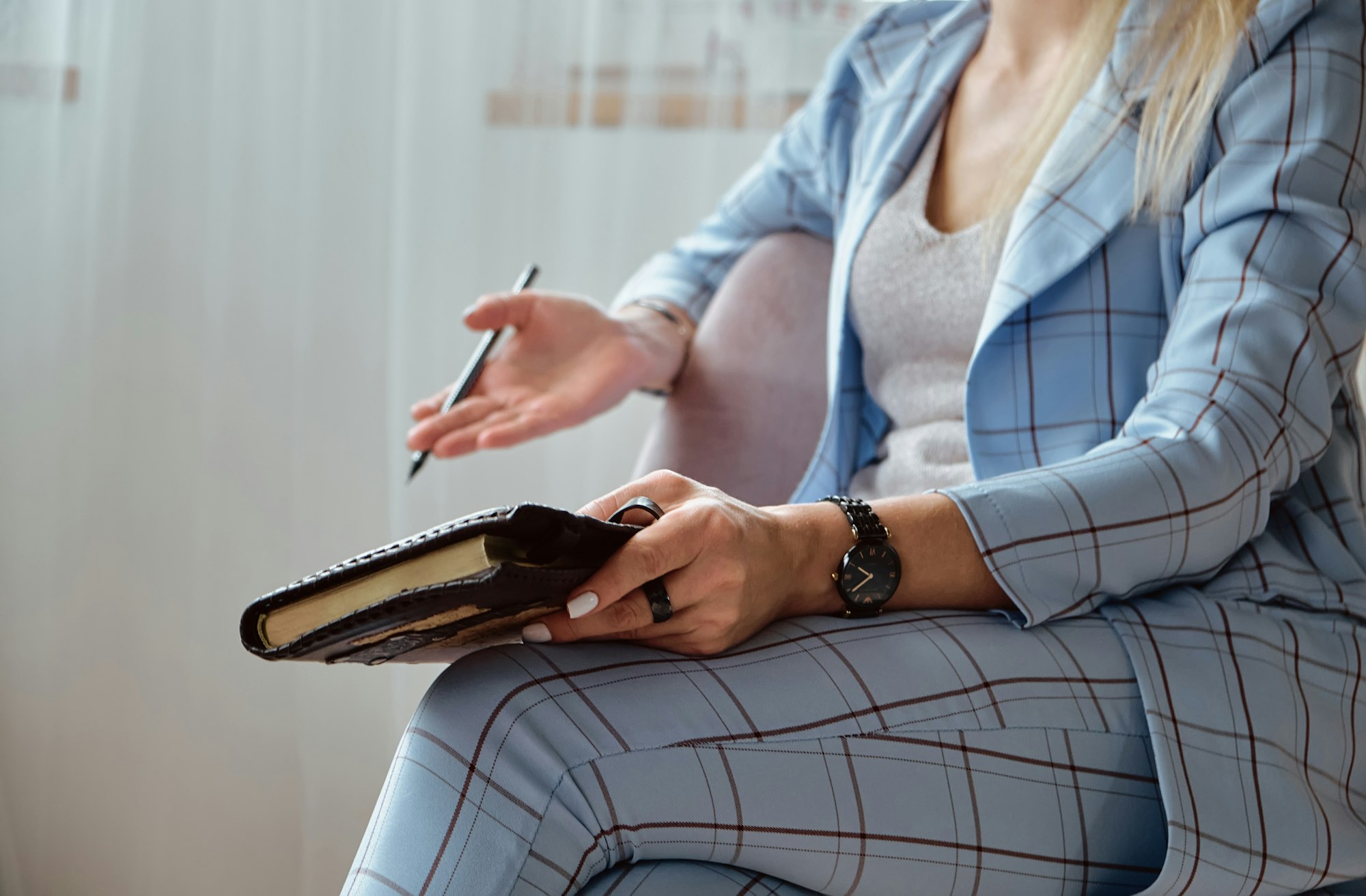 unrecognizable Young woman psychologist consulting a patient
